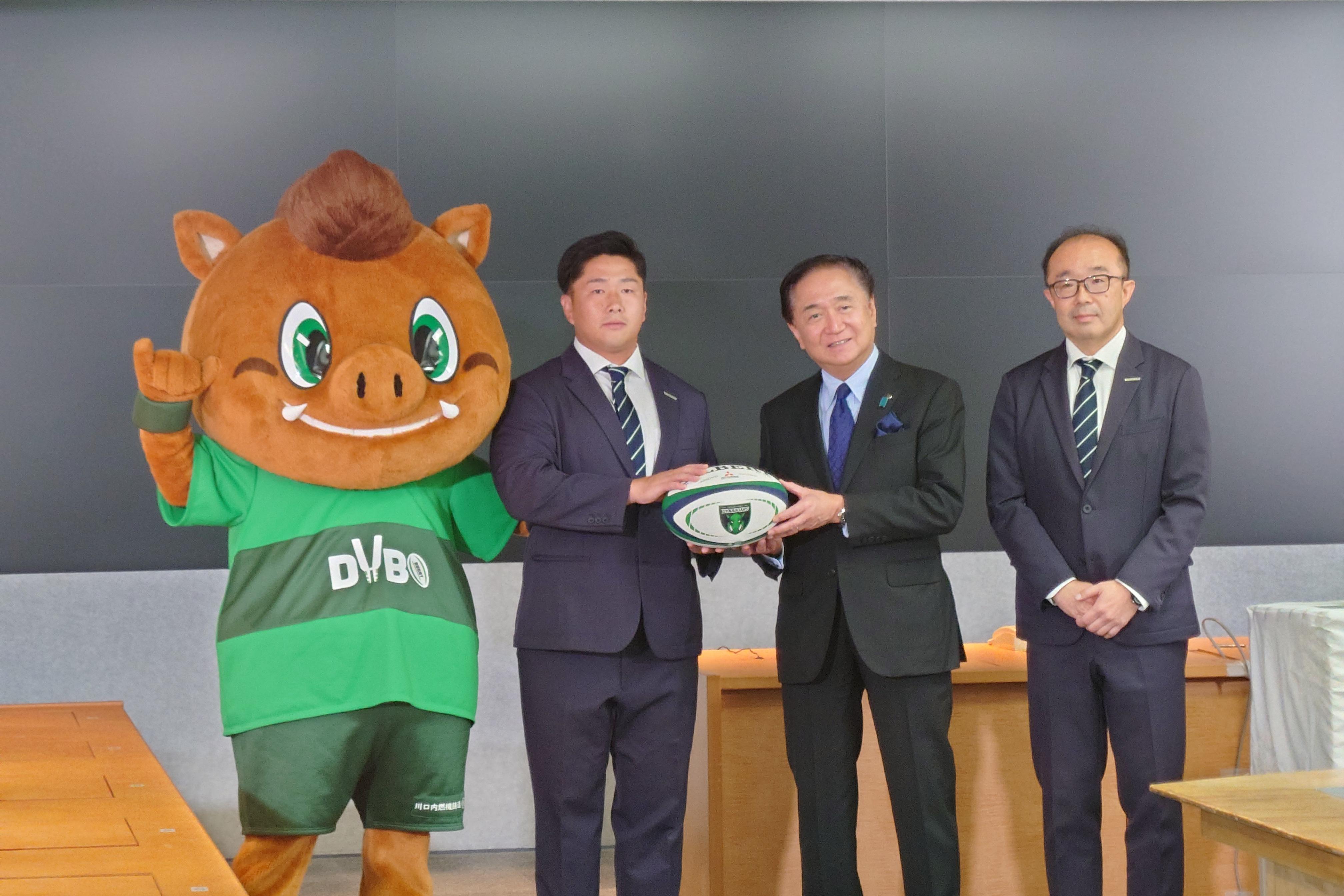 神奈川県庁がダイナボアーズカラーにライトアップ